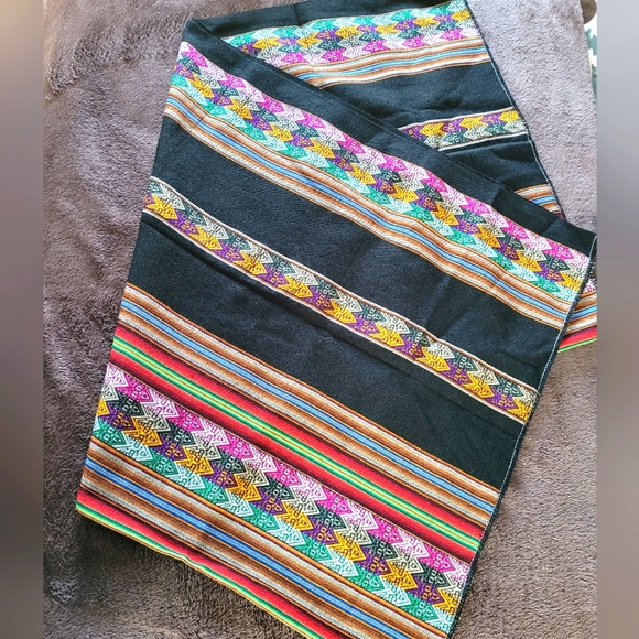 Vintage Peruvian table cloth/furniture cloth - Picture 7 of 7